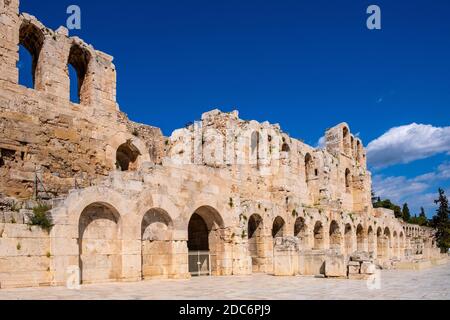 Athen, Attika / Griechenland - 2018/04/02: Steinfassade und Arkaden von Odeon von Herodes Atticus Römisches Theater, Herodeion oder Herodion, am Hang von Athenian Stockfoto