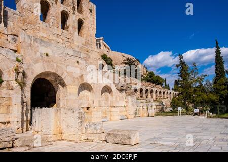 Athen, Attika / Griechenland - 2018/04/02: Steinfassade und Arkaden von Odeon von Herodes Atticus Römisches Theater, Herodeion oder Herodion, am Hang von Athenian Stockfoto