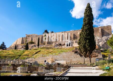 Athen, Attika / Griechenland - 2018/04/02: Panoramablick auf das Theater von Dionysos Eleuthereus altgriechisches Theater am Hang des Akropolis-Hügels Stockfoto