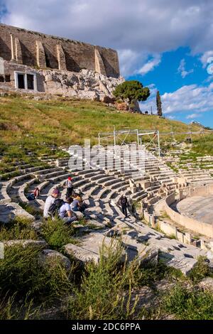Athen, Attika / Griechenland - 2018/04/02: Panoramablick auf das Theater von Dionysos Eleuthereus altgriechisches Theater am Hang des Akropolis-Hügels Stockfoto