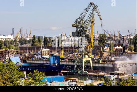 Danzig, Pommern / Polen - 2020/07/14: Panoramablick auf die industrielle Infrastruktur der Danziger Werft in der Nähe des Gebäudes des Europäischen Solidaritätszentrums in Solid Stockfoto