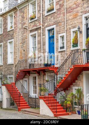 Rot gestrichene Stufen führen zu den Häusern am Ramsay-Garten Castlehill Edinburgh Altstadt Edinburgh Schottland Edinburgh Midlothian GB Großbritannien Europa Stockfoto