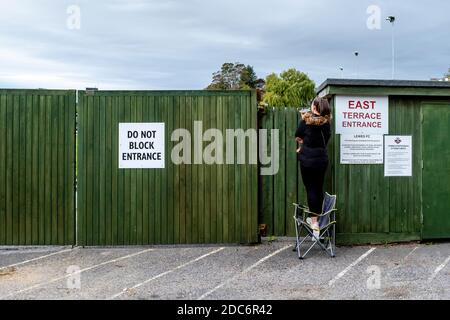 Eine junge Frau mit HANDY berichtet über ein laufendes Fußballspiel bei der Dripping Pan, Lewes, East Sussex, Großbritannien. Stockfoto