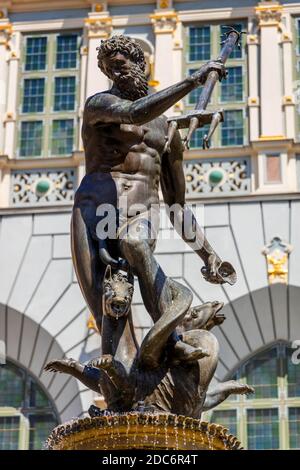 Danzig, Pommern / Polen - 2020/07/14: Neptunbrunnen - Fontanna Neptuna - vor Artus Court, Dwor Artusa, am Long Market Dlugi Rynek in Old Stockfoto