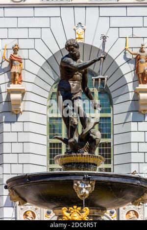 Danzig, Pommern / Polen - 2020/07/14: Neptunbrunnen - Fontanna Neptuna - vor Artus Court, Dwor Artusa, am Long Market Dlugi Rynek in Old Stockfoto