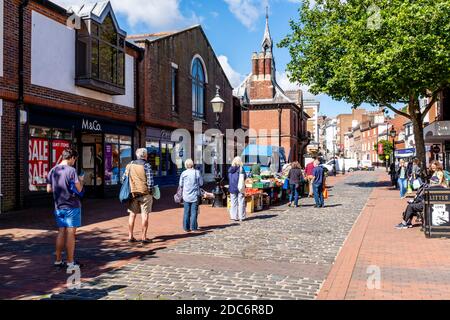 Lokale Leute, die in Warteschlange stehen, um Obst und Gemüse von EINEM Marktstand während der Covid 19 Pandemie, High Street, Lewes, East Sussex, Großbritannien, zu kaufen. Stockfoto