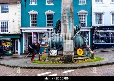 Ein älterer Mann in Militäruniform legt EINEN Kranz am war Memorial on Remembrance Sunday, Lewes, Sussex, Großbritannien. Stockfoto