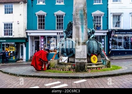 Der Bürgermeister von Lewes in traditioneller Tracht legt EINEN Kranz an der war Memorial on Remembrance Sunday, Lewes, Sussex, Großbritannien. Stockfoto