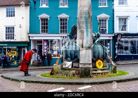 Der Bürgermeister von Lewes in traditioneller Tracht legt EINEN Kranz an der war Memorial on Remembrance Sunday, Lewes, Sussex, Großbritannien. Stockfoto