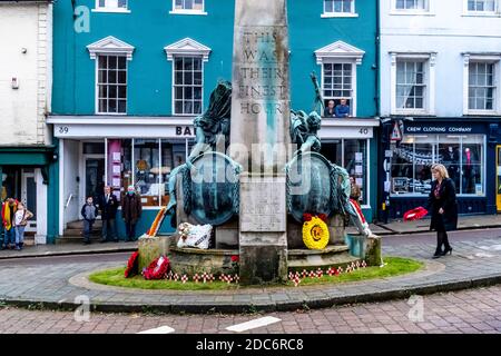 Die lokale Abgeordnete für Lewes, Maria Caulfield legt EINEN Kranz vor dem war Memorial on Remembrance Sunday, Lewes, Sussex, Großbritannien. Stockfoto