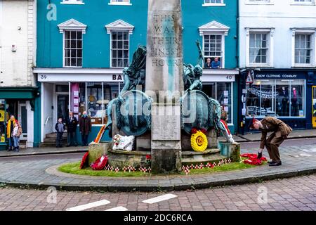 Ein junger Soldat in Militäruniform legt EINEN Kranz am Kriegsdenkmal am Remembrance Sunday, Lewes, Sussex, Großbritannien. Stockfoto