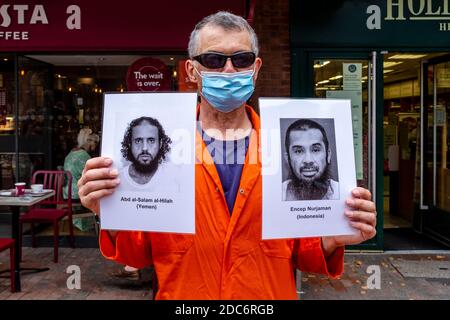 Mitglieder der Lewes Amnesty International Gruppe in Orange Jump Anzügen protestieren gegen das Guantanamo Militärstrafanstalt, Lewes, Sussex, Großbritannien. Stockfoto