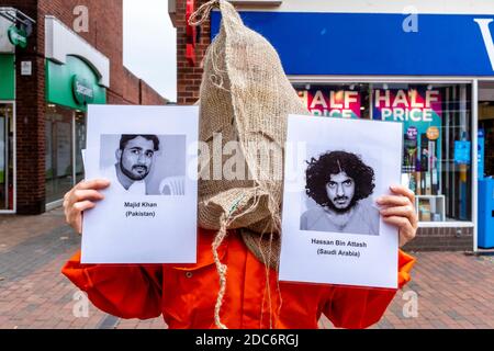 Mitglieder der Lewes Amnesty International Gruppe in Orange Jump Anzügen protestieren gegen das Guantanamo Militärstrafanstalt, Lewes, Sussex, Großbritannien. Stockfoto