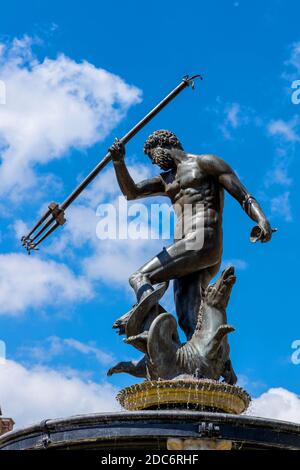 Danzig, Pommern / Polen - 2020/07/14: Neptunbrunnen - Fontanna Neptuna - auf dem Long Market Dlugi Rynek in der Altstadt Stockfoto