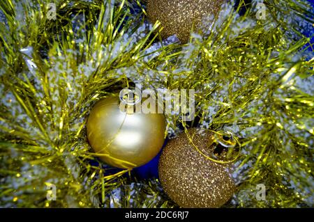 Weihnachten Spielzeug runde Kugeln der Farbe Gold. Der Regen des neuen Jahres von Golden Color. Stockfoto