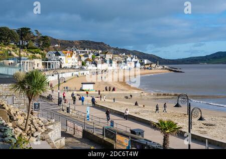 Lyme Regis, Dorset, Großbritannien. November 2020. UK Wetter: Helle Sonnenzauber im Badeort Lyme Regis. Die Einheimischen genießen eine kurze Pause vom trüben und nassen Wetter. Kredit: Celia McMahon/Alamy Live Nachrichten Stockfoto