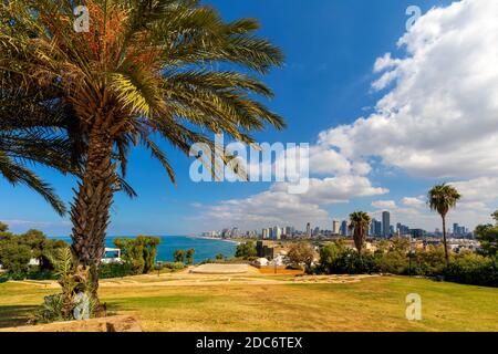 Tel Aviv Yafo, Gush Dan / Israel - 2017/10/11: Panoramablick auf die Innenstadt von Tel Aviv an der Mittelmeerküste und Geschäftsviertel von der Altstadt aus gesehen Stockfoto