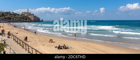 Tel Aviv Yafo, Gush Dan / Israel - 2017/10/11: Panoramablick auf die Altstadt von Jaffa an der Mittelmeerküste mit Meer Jaffa Strand Stockfoto