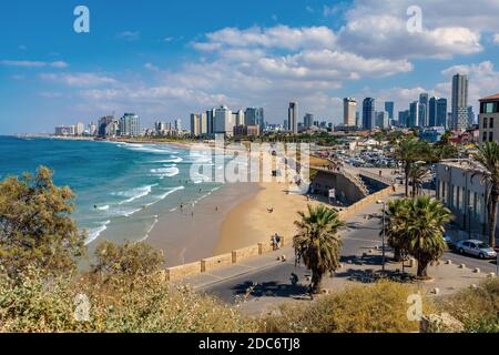 Tel Aviv Yafo, Gush Dan / Israel - 2017/10/11: Panoramablick auf die Innenstadt von Tel Aviv an der Mittelmeerküste und Geschäftsviertel von der Altstadt aus gesehen Stockfoto