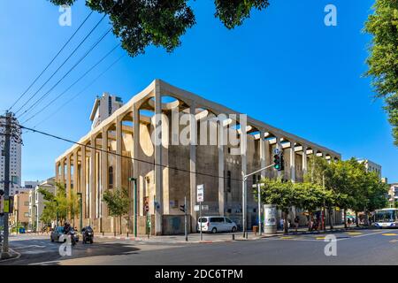 Tel Aviv Yafo, Gush Dan / Israel - 2017/10/11: Fassade der Großen Synagoge an Allenby Straße Hauptstraße Boulevard in der Innenstadt von Lev Haar Stockfoto