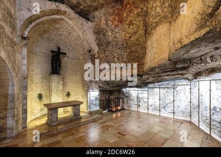 Jerusalem / Israel - 2017/10/11: Kirche des Heiligen Grabes Innenraum mit Kapelle der Erfindung des Heiligen Kreuzes unter der Kapelle der Heiligen Helena i. Stockfoto