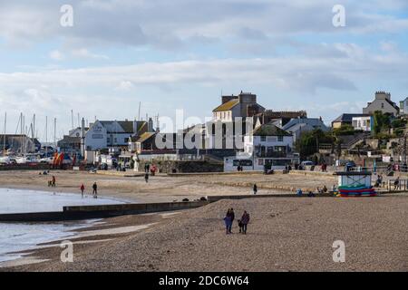 Lyme Regis, Dorset, Großbritannien. November 2020. UK Wetter: Helle Sonnenzauber im Badeort Lyme Regis. Die Einheimischen genießen eine kurze Pause vom trüben und nassen Wetter. Kredit: Celia McMahon/Alamy Live Nachrichten Stockfoto