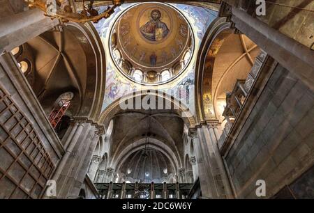 Jerusalem / Israel - 2017/10/12: Kirche des Heiligen Grabes Innenraum mit griechisch-orthodoxen Katholikon Dome und Christus Pantocrator Mosaik in Christian Stockfoto