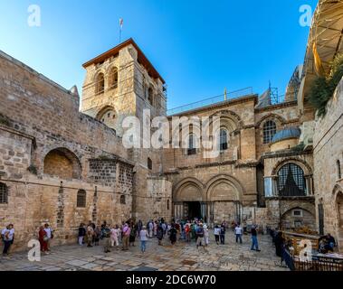 Jerusalem / Israel - 2017/10/11: Kirche des Heiligen Grabes mit gepflasterten Innenhof, Haupteingang und Kapelle der Franken im christlichen Viertel von Hi Stockfoto