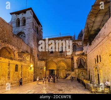 Jerusalem / Israel - 2017/10/11: Kirche des Heiligen Grabes mit gepflasterten Innenhof, Haupteingang und Kapelle der Franken im christlichen Viertel von Hi Stockfoto