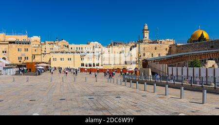 Jerusalem / Israel - 2017/10/13: Panoramablick auf den Platz der Westmauer neben dem Heiligen Tempelberg mit dem Felsendom und Bab al-Silsila Stockfoto