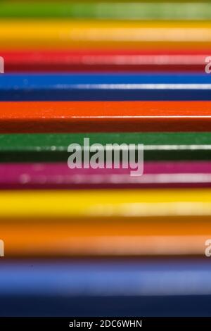 Makro von Buntstiften auf weißem Hintergrund. Stockfoto