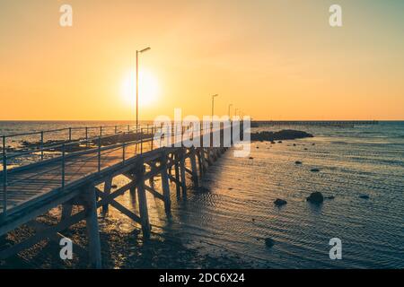 Ikonische Moonta Bay Anlegestelle während der Sonnenuntergangszeit, Yorke Peninsula, Südaustralien Stockfoto