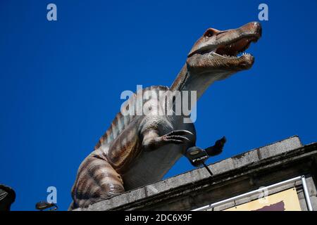 Dinosaurier/Tyrannus Rex Sausrus) - Figur mit dem Ambassador's Theatre, Dublin, Irland / Irland (nur fuer redaktionelle Verwendung. Keine Werbung. Ref. Stockfoto