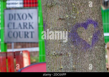 Ein Spray gemalt lila Herz auf dem Baumstamm eines reifen Platanen in einem Aussterben Rebellion Lager. Dixon Clark Court, Highbury Corner. Stockfoto