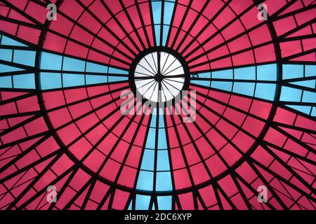 Die Decke des Einkaufszentrums. Abstrakter geometrischer Hintergrund. Strukturdesign. Hintergrund. Stockfoto