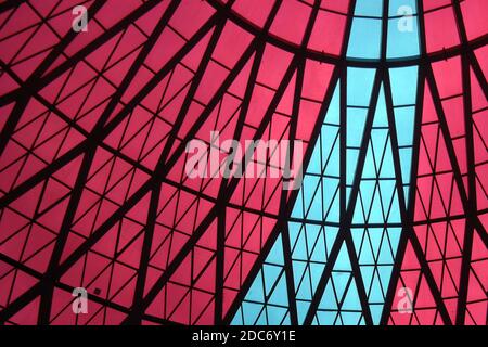 Die Decke des Einkaufszentrums. Abstrakter geometrischer Hintergrund. Strukturdesign. Hintergrund. Stockfoto
