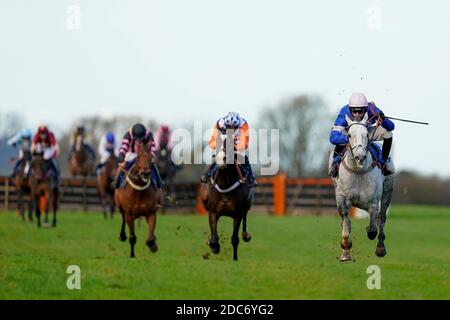 Zyon mit Harry Cobden (rechts) macht sich auf dem Wincanton Racecourse auf den Weg, um die Lenny Roberts Memorial Trophy für Anfänger zu gewinnen. Stockfoto