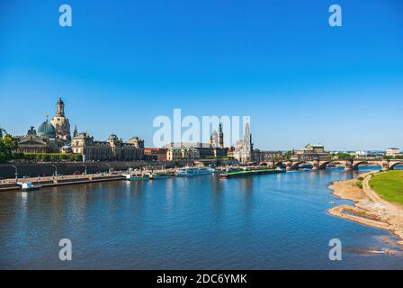 Die historische Skyline am Terrassenufer, Dresden, Sachsen, Deutschland. Stockfoto