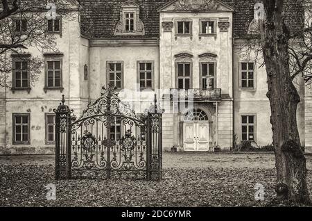 Hinter verschlossenen Toren - ein altes verlassenes und verfallenes Herrenhaus, Herrenhaus Ivenack, Mecklenburg-Vorpommern, Deutschland. Stockfoto