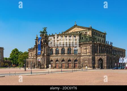 Dresden, Sachsen, Deutschland, die weltberühmte Semperoper, umgebaut zwischen 1977 und 1985 nach anglo-amerikanischen Luftangriffen im Jahr 1945. Stockfoto