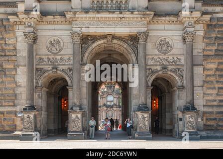 Dresden, Sachsen, Deutschland, Besucher schlendern durch den Haupteingang zum Zwinger, wie er vom Theaterplatz aus gesehen wird. Stockfoto