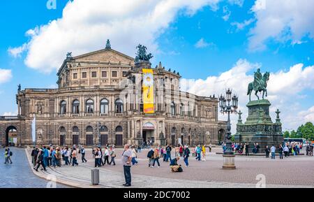 Dresden, Sachsen, Deutschland - 25. Mai 2010: Zahlreiche Touristen flanieren vor der weltberühmten Semperoper. Stockfoto