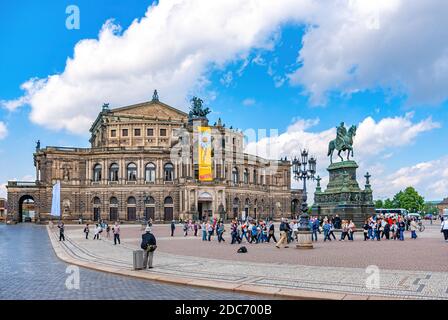 Dresden, Sachsen, Deutschland - 25. Mai 2010: Zahlreiche Touristen flanieren vor der weltberühmten Semperoper. Stockfoto