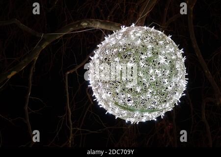 Neon, glühende Kugeln auf einem Baum Stockfoto