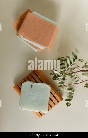 Handgemachte blaue Seifenstücke mit Lavendelduft auf Holzständer. Stockfoto