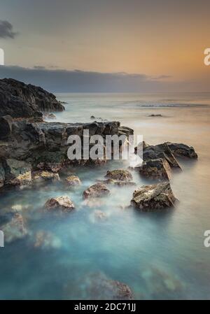 Sonnenuntergang an der Nordküste von Teneriffa, Kanarische Inseln, Spanien. Stockfoto