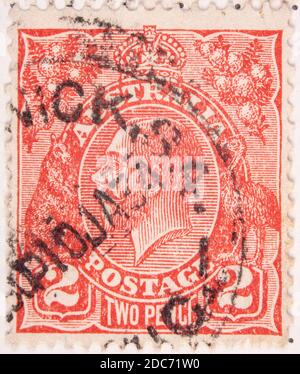 Antwerpen, Belgien - 17. November 2020: Ein Briefmarkendruck der Australian Post, zeigt das Porträt eines Mannes Stockfoto