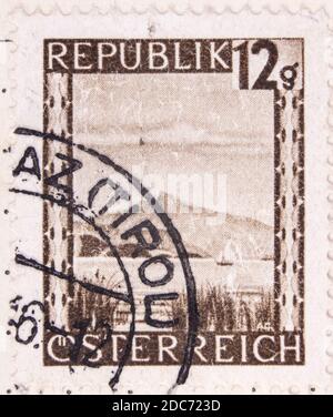 Antwerpen, Belgien - 17. November 2020: Ein Briefmarkendruck der Österreichischen Post mit einer Zeichnung der Berge Stockfoto