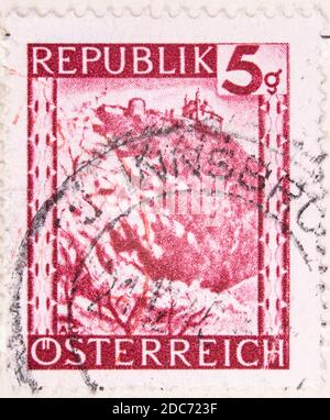 Antwerpen, Belgien - 17. November 2020: Ein Briefmarkendruck der Österreichischen Post mit einer Zeichnung der Berge Stockfoto