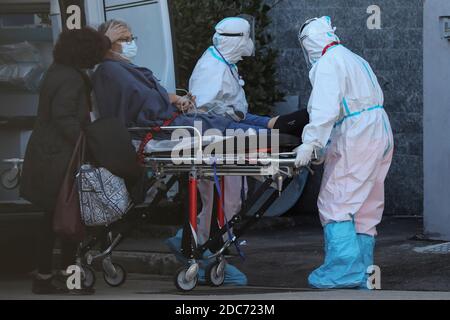 Neapel, Italien. November 2020. Paramedicals tragen einen Coronavirus COVID-19 Patienten mit einer Bahre, um ihn zur Antonio Cardarelli Krankenstation zu bringen, wo er behandelt wird. Kredit: Unabhängige Fotoagentur/Alamy Live Nachrichten Stockfoto